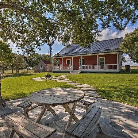 Peaceful Schulenburg Farmhouse With Fire Pit And Grill Bagian luar foto