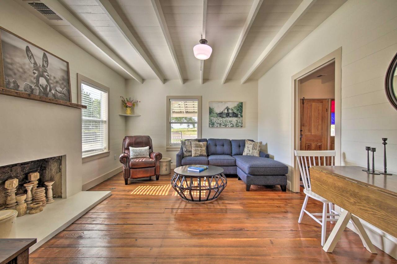 Peaceful Schulenburg Farmhouse With Fire Pit And Grill Bagian luar foto