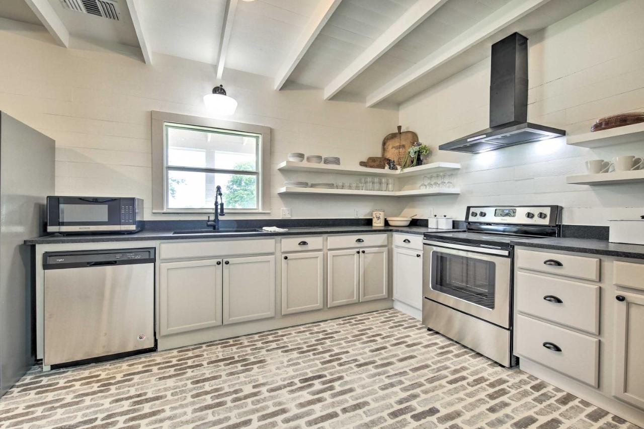 Peaceful Schulenburg Farmhouse With Fire Pit And Grill Bagian luar foto