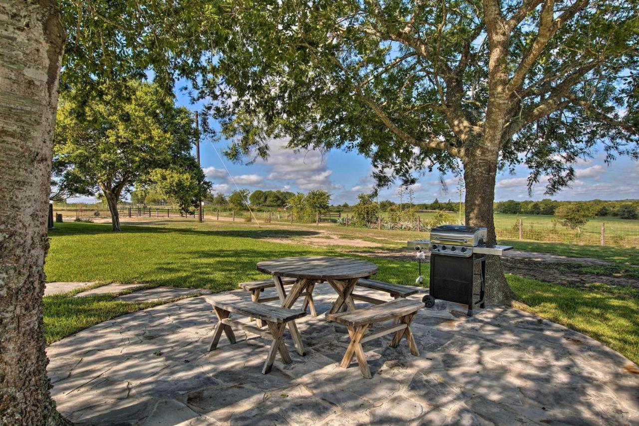 Peaceful Schulenburg Farmhouse With Fire Pit And Grill Bagian luar foto