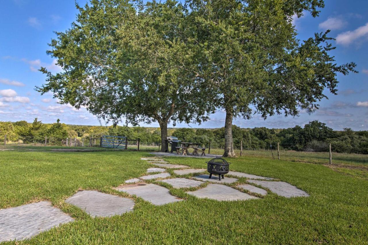 Peaceful Schulenburg Farmhouse With Fire Pit And Grill Bagian luar foto